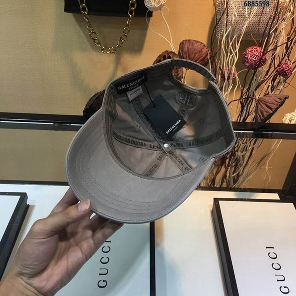 Ba*len*cia*ga hat